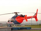 Vrtulník na heliportu u nemocnice